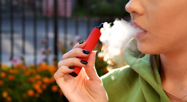 Ado qui vapote une puff : la peur des parents face à la puff et à l'alcool